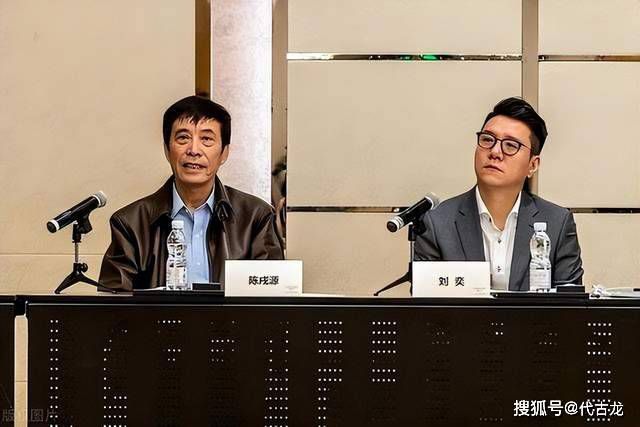 我想，这个可怜的女人年纪一把力竭地表演，也只是为了谋生罢了，这些人却还要侮辱她。